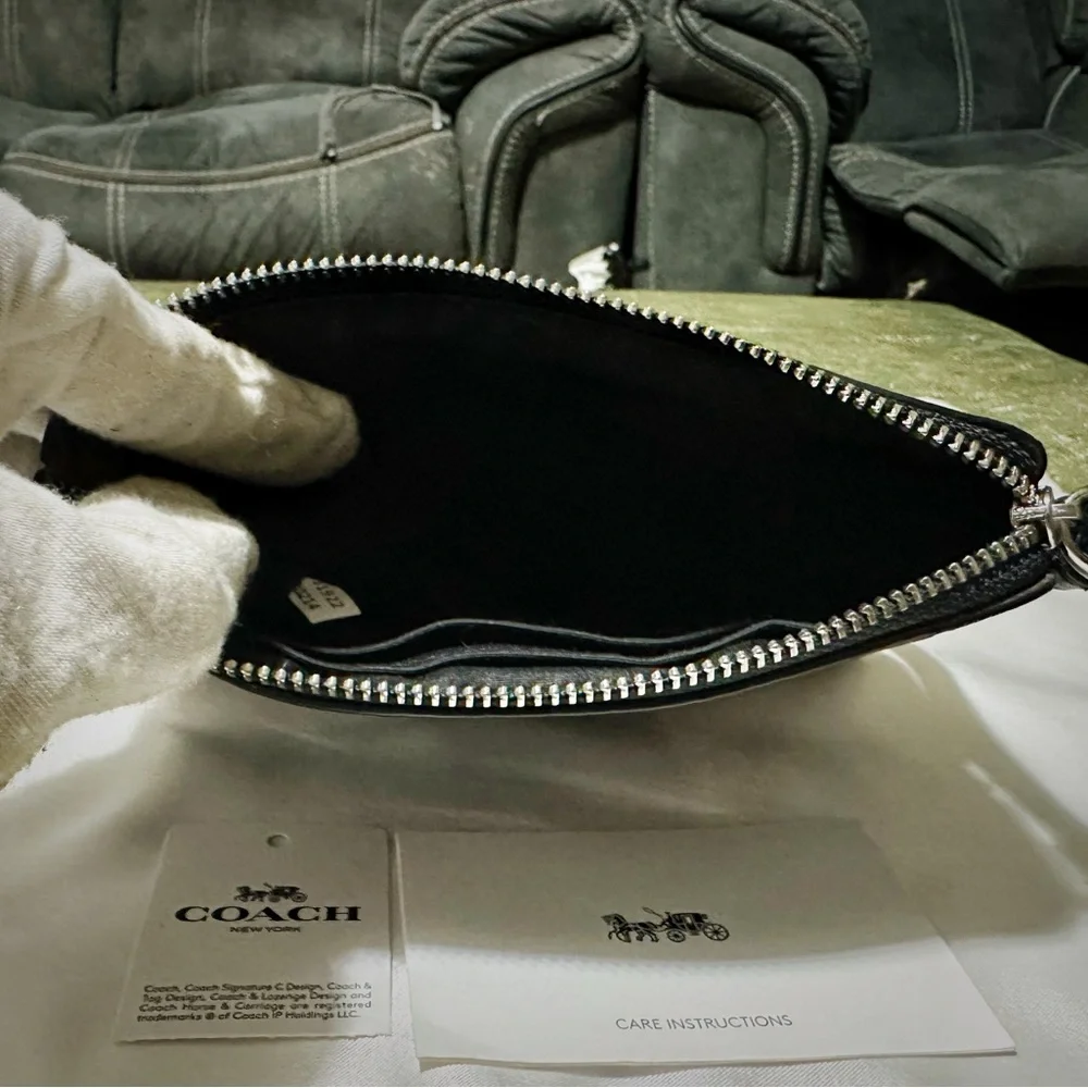 Coach Embossed Black Wristlet new without tags - Picture 17 of 17